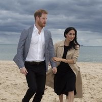 El Príncipe Harry y Meghan Markle en la playa de Melbourne