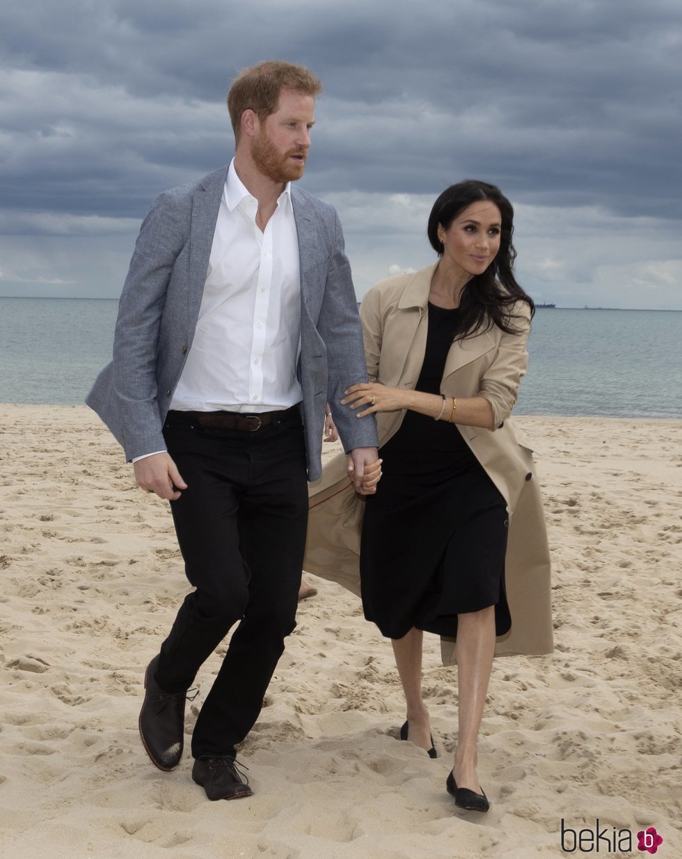 El Príncipe Harry y Meghan Markle en la playa de Melbourne