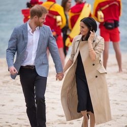 El Príncipe Harry y Meghan Markle pasean enamorados por las playas de Melbourne