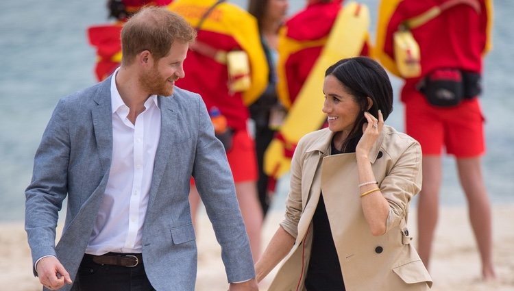 El Príncipe Harry y Meghan Markle pasean enamorados por las playas de Melbourne