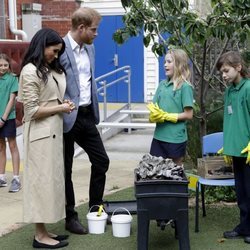 El Príncipe Harry y Meghan Markle con unas niñas en un colegio de Melbourne