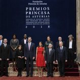 Los Reyes y Felipe y Letizia con los galardonados en los Premios Princesa de Asturias 2018