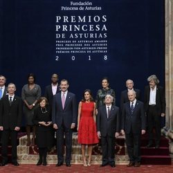 Los Reyes y Felipe y Letizia con los galardonados en los Premios Princesa de Asturias 2018