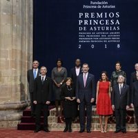 Los Reyes y Felipe y Letizia con los galardonados en los Premios Princesa de Asturias 2018