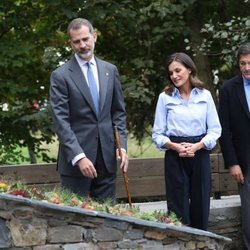 Los Reyes Felipe y Letizia durante su visita al Moal para entregar el premio Pueblo Ejemplar 2018