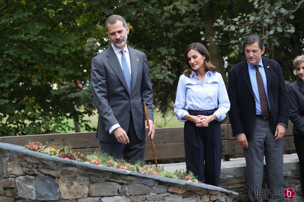 Los Reyes Felipe y Letizia durante su visita al Moal para entregar el premio Pueblo Ejemplar 2018