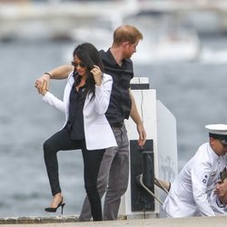 El Príncipe Harry ayudando a Meghan Markle a salir del barco que les llevaba a la inauguración de los Juegos Invictus