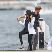 El Príncipe Harry ayudando a Meghan Markle a salir del barco que les llevaba a la inauguración de los Juegos Invictus