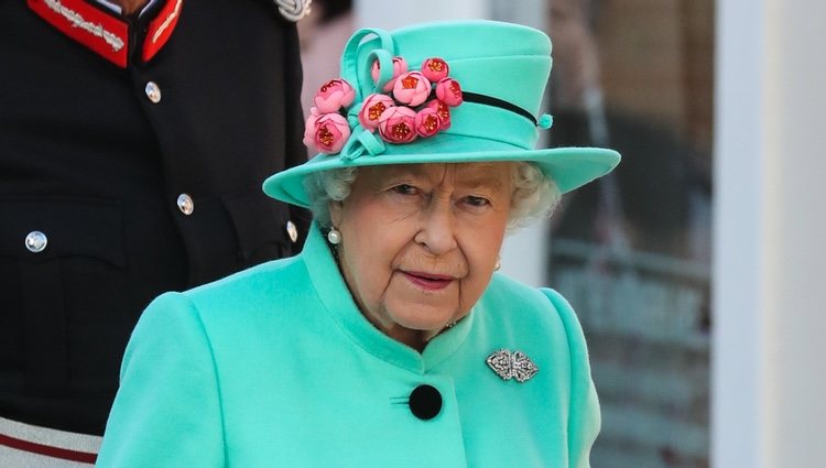 La Reina Isabel II en la inauguración de un centro comercial en Bracknell, Reino Unido