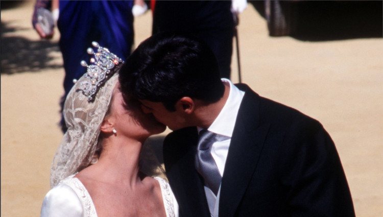 Eugenia Martínez de Irujo y Fran Rivera se besan a la salida de la Catedral de Sevilla el día de su boda