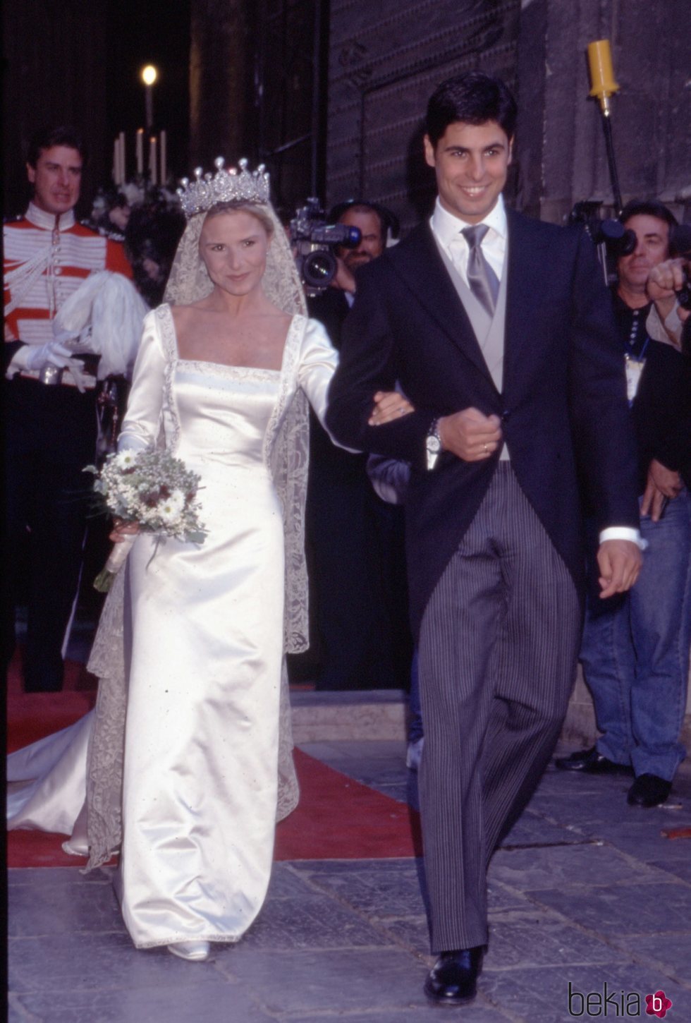 Eugenia Martínez de Irujo y Fran Rivera salen de la Catedral de Sevilla el día de su boda