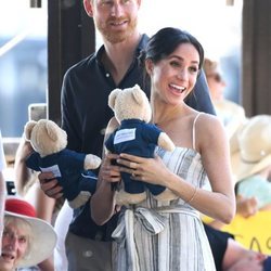 El Príncipe Harry y Meghan Markle reciben regalos en Fraser Island