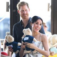 El Príncipe Harry y Meghan Markle reciben regalos en Fraser Island