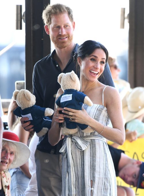 El Príncipe Harry y Meghan Markle reciben regalos en Fraser Island