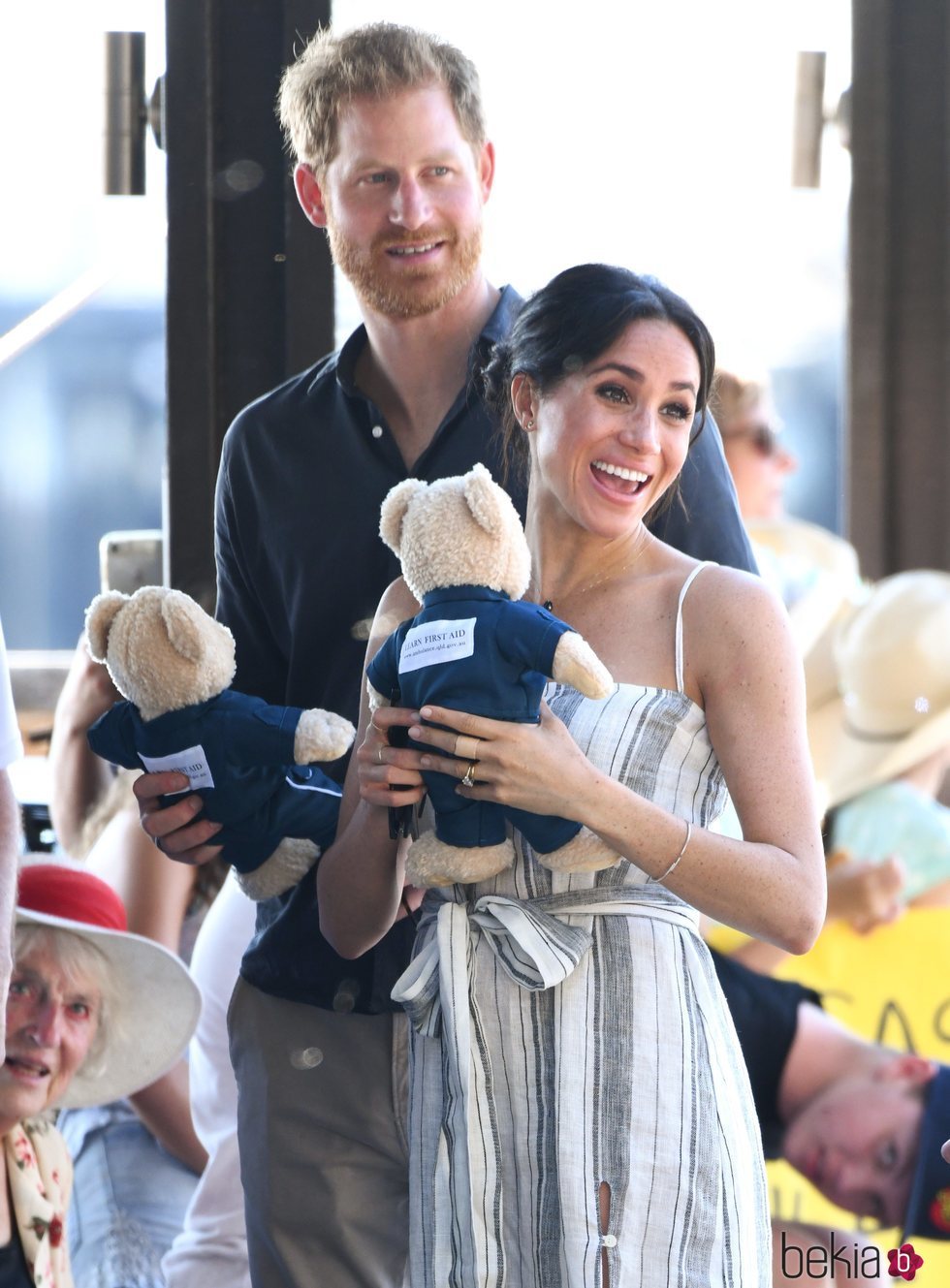 El Príncipe Harry y Meghan Markle reciben regalos en Fraser Island