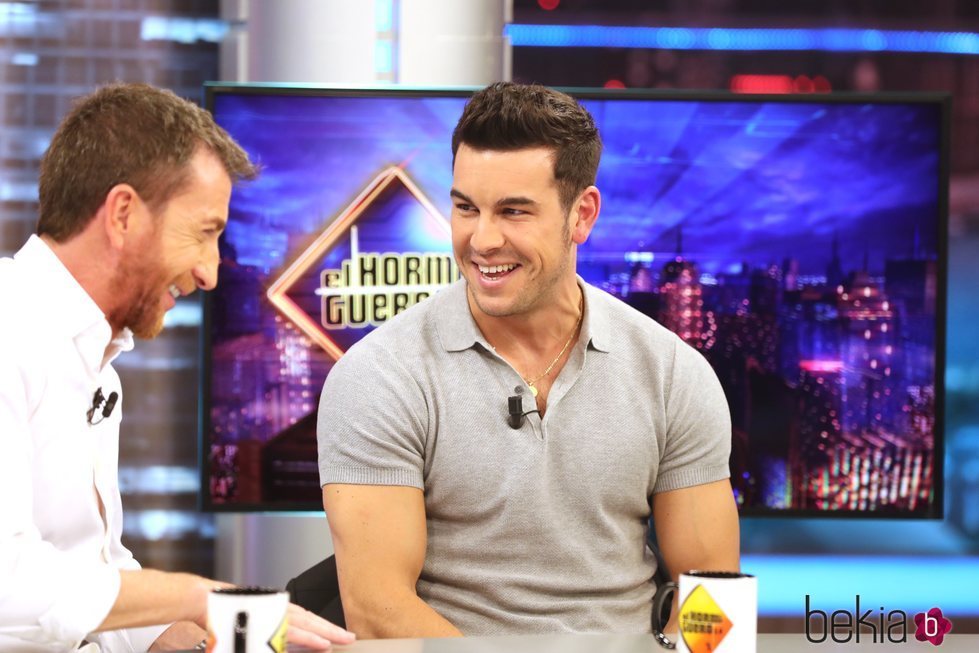 Mario Casas hablando con Pablo Motos en 'El Homriguero'