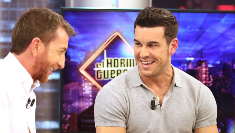 Mario Casas hablando con Pablo Motos en 'El Homriguero'