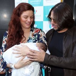 Joaquín Cortés y Mónica Moreno presentan a su hijo Romeo