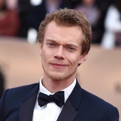 Alfie Allen en los SAG 2016