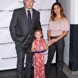 Hilaria Thomas, Alec y Carmen Gabriela Baldwin en la Arthur Miller Foundation Event