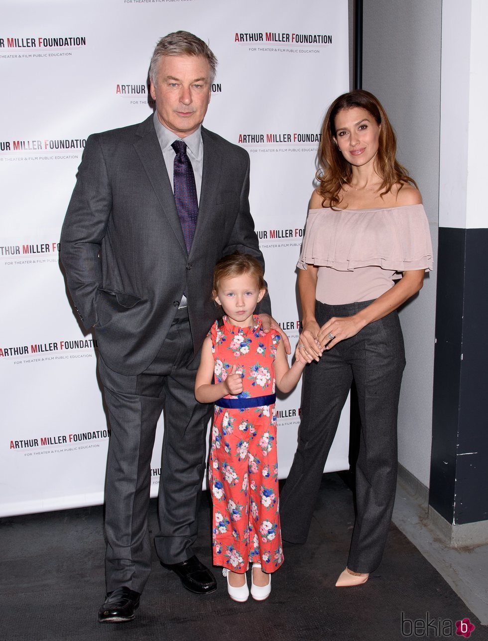 Hilaria Thomas, Alec y Carmen Gabriela Baldwin en la Arthur Miller Foundation Event