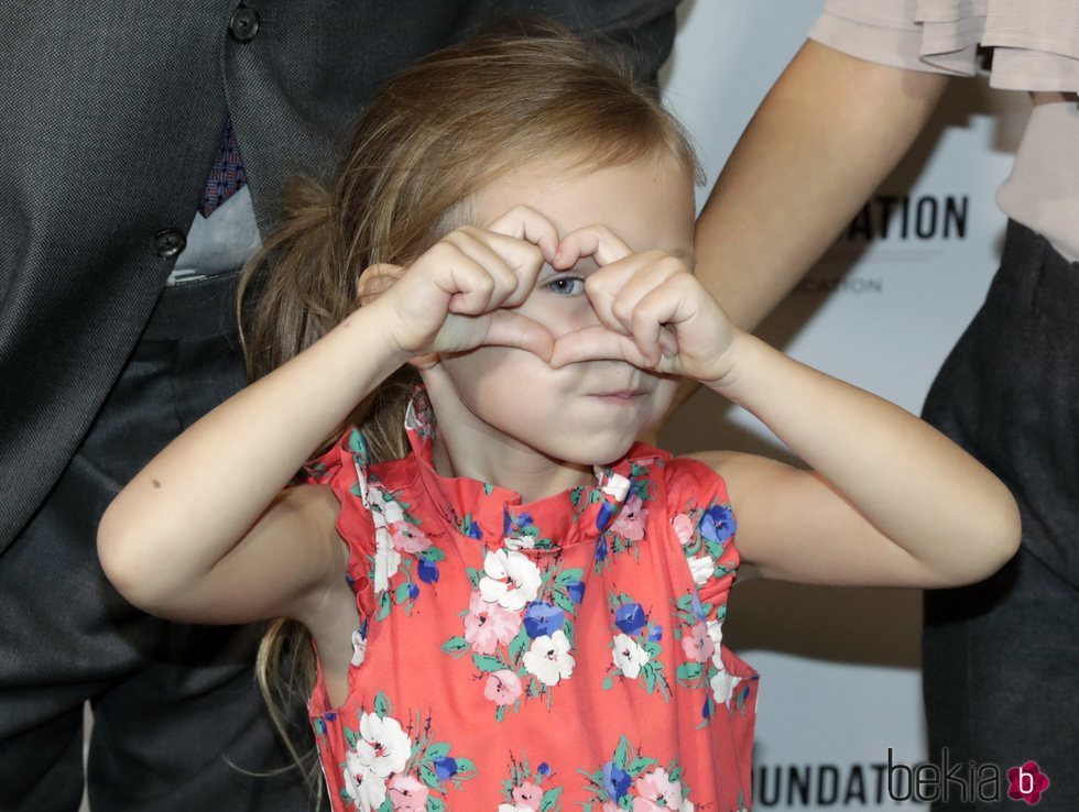 Carmen Gabriela Baldwin haciendo un corazón con las manos en la Arthur Miller Foundation Event