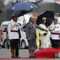 Meghan Markle sufre las inclemencias del tiempo por el viento en Fiji