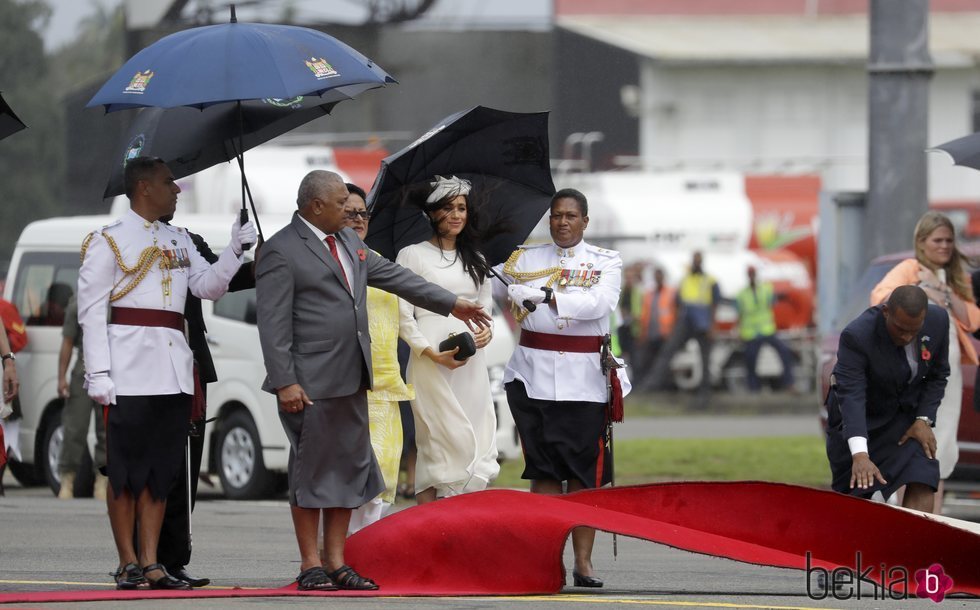 Meghan Markle sufre las inclemencias del tiempo por el viento en Fiji