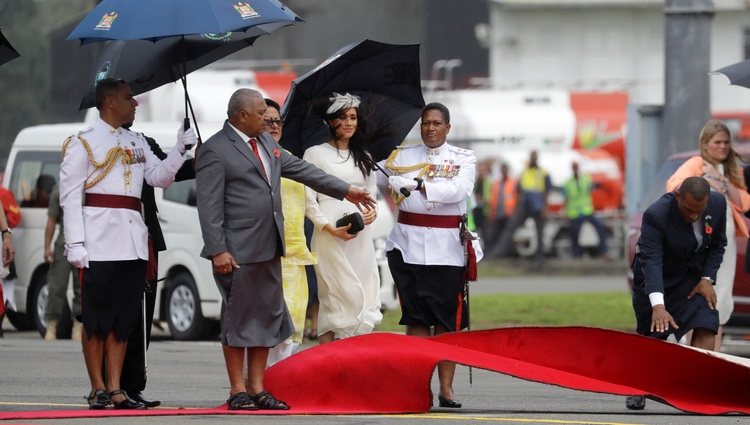 Meghan Markle sufre las inclemencias del tiempo por el viento en Fiji