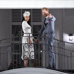 El Príncipe Harry y Meghan Markle saludan en Fiji