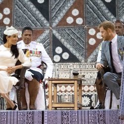 El Príncipe Harry y Meghan Markle en la ceremonia de bienvenida en Fiji