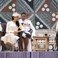 El Príncipe Harry y Meghan Markle en la ceremonia de bienvenida en Fiji