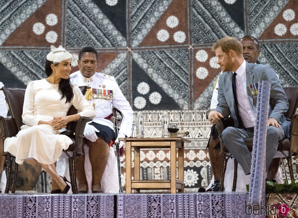 El Príncipe Harry y Meghan Markle en la ceremonia de bienvenida en Fiji