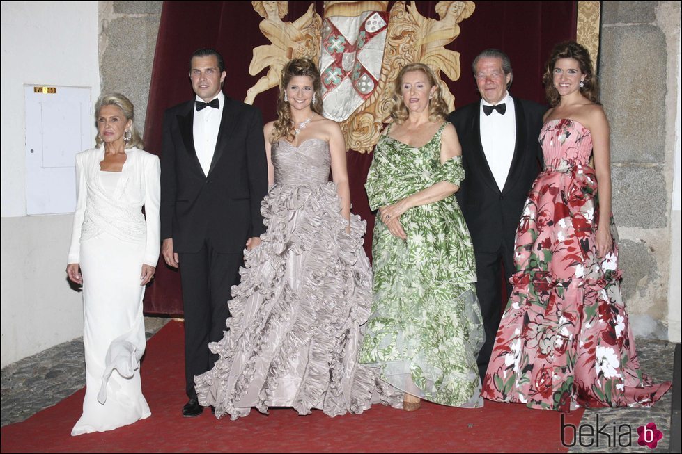 Miguel y Beatriz de Orleans en la boda de su hijo Carlos Felipe de Orleans con Diana de Cadaval