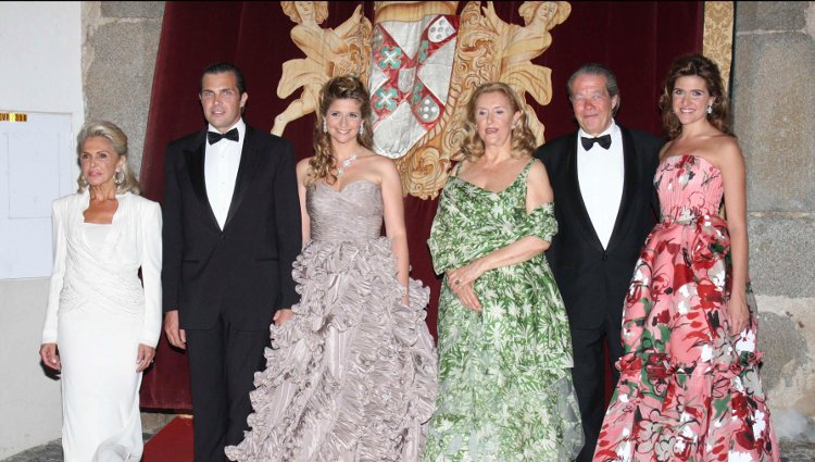 Miguel y Beatriz de Orleans en la boda de su hijo Carlos Felipe de Orleans con Diana de Cadaval