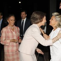 La Reina Sofía saludando a Beatriz de Orleans