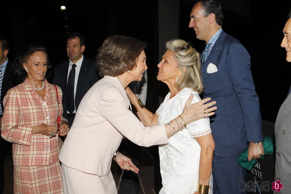 La Reina Sofía saludando a Beatriz de Orleans