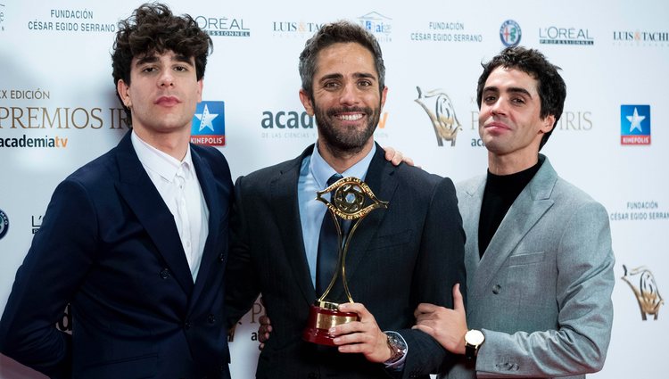 Javier Calvo, Roberto Leal y Javier Ambrossi con un Premio Iris 2018