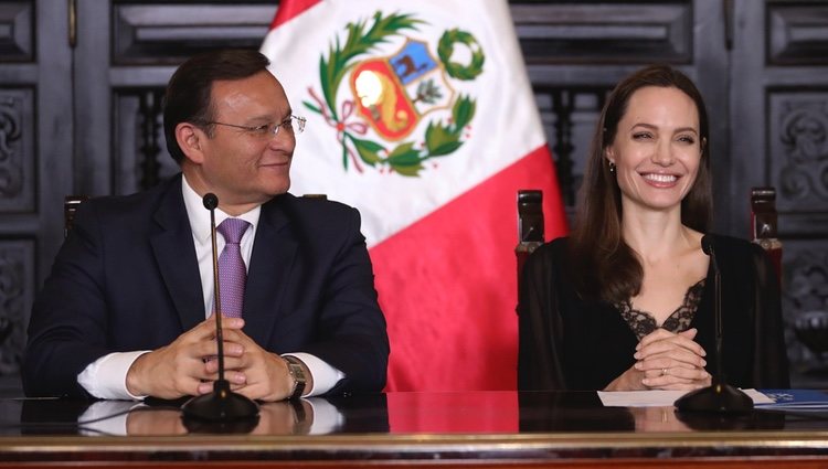 Angelina Jolie y el Ministro de Relaciones Exteriores de Perú en rueda de prensa