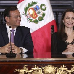 Angelina Jolie y el Ministro de Relaciones Exteriores de Perú en rueda de prensa