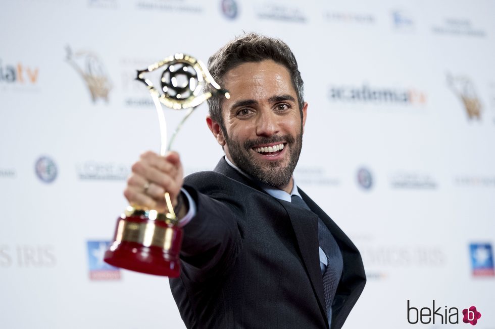 Roberto Leal con su Premio Iris 2018