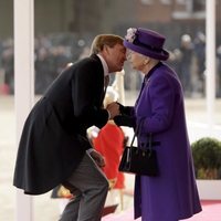 Guillermo Alejandro de Holanda saluda a la Reina Isabel en su Visita de Estado a Reino Unido