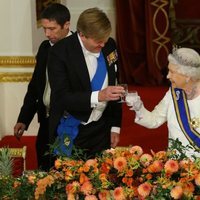 Guillermo Alejandro de Holanda y la Reina Isabel brindan en una cena de Estado en Buckingham Palace