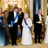 Guillermo Alejandro y Máxima de Holanda con la Reina Isabel, el Príncipe Carlos y Camilla Parker en una cena de Estado en Buckingham Palace