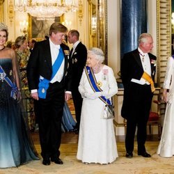 Guillermo Alejandro y Máxima de Holanda con la Reina Isabel, el Príncipe Carlos y Camilla Parker en una cena de Estado en Buckingham Palace