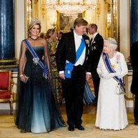 Guillermo Alejandro y Máxima de Holanda con la Reina Isabel, el Príncipe Carlos y Camilla Parker en una cena de Estado en Buckingham Palace