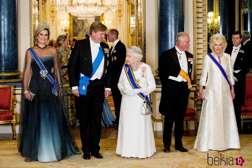 Guillermo Alejandro y Máxima de Holanda con la Reina Isabel, el Príncipe Carlos y Camilla Parker en una cena de Estado en Buckingham Palace