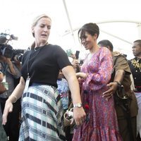 Meghan Markle con su guardaespaldas en un mercado de Suva