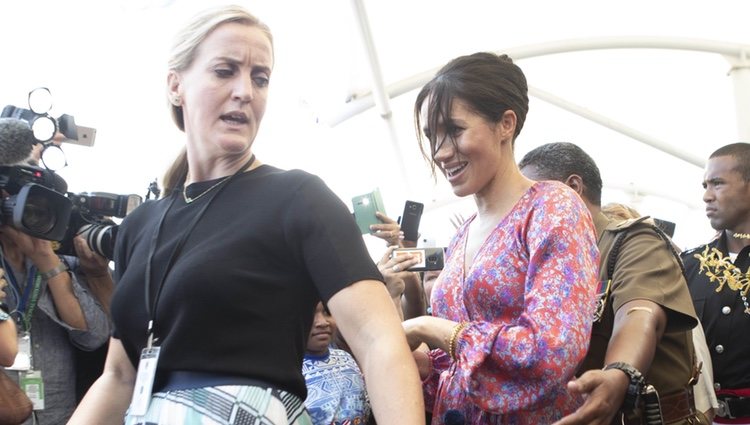 Meghan Markle con su guardaespaldas en un mercado de Suva