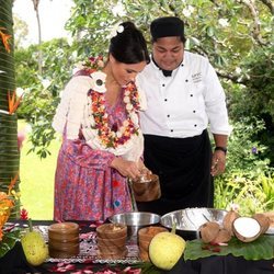 Meghan Markle sirviendo comida en Fiji